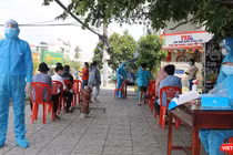 Tổ chức lấy mẫu xét nghiệm COVID-19 trong vùng phong toả (Ảnh: HCDC) 