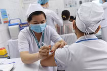 Tiêm vắc xin cho nhân viên y tế tại Bệnh viện Bệnh nhiệt đới TP.HCM - Ảnh Duyên Phan