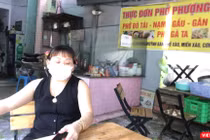 Bà Như Phượng, chủ quán Phở Phượng Huỳnh ở đường Phú Thuận (Quận 7), dự báo tình hình kinh doanh khó khả thi. Ảnh: HB