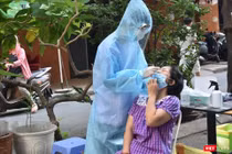 Sinh viên Đại học Kỹ thuật Y tế Hải Dương đang lấy mẫu test nhanh COVID - 19 tại chung cư Phạm Viết Chánh, phường 19, quận Bình Thạnh ngày 11/7 