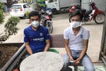 Bị can Phan Phi Hùng (áo xanh) và Phạm Thanh Hập. Ảnh: CAHS 