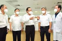 Bí thư Thành uỷ TPHCM Nguyễn Văn Nên trao đổi cùng các đồng chí lãnh đạo Bộ Y Tế, lãnh đạo UBND TP.HCM, Sở Y Tế,lãnh đạo Bệnh viện hồi sức Covid-19- Ảnh: Việt Dũng