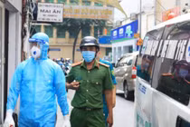Phong toả quán cà phê Sabroso 211 đường Bùi Viện và đưa hai vợ chồng cư trú tại chung cư số 207 Bùi Viện đi cách ly (Ảnh: Nhật Thịnh) 