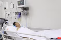 Một nạn nhân của chùm ca bệnh trước đó, cũng bị ngộ độc pate chay phải thở máy trong BV Chợ Rẫy (Ảnh: BVCC) 