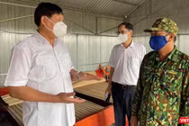 Kiểm tra điểm chốt kiểm soát ngăn chặn xuất, nhập cảnh trái phép và phòng, chống dịch COVID-19 tại khu vực sát biên giới ở huyện Hồng Ngự (Ảnh: Minh Thư)