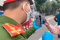 Người dân quét mã QR, đăng ký di biến động, sao lưu vào điện thoại trước khi ra đường