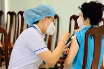 Tiêm vaccine COVID_19 mũi 3 cho người suy giảm miễn dịch và đối tượng có nguy cơ tại TP.HCM. Ảnh: HCDC
