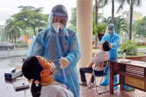 Người được cách ly tại nhà sẽ lấy mẫu xét nghiệm 5 lần vào các ngày thứ nhất, thứ 7, 14, 21 và 28 của đợt cách ly (Ảnh: HCDC) 