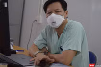 TS.BS Lưu Quang Thuỳ - Phó Giám đốc Trung tâm Gây mê và Hồi sức ngoại khoa (Bệnh viện Hữu nghị Việt Đức), Phó Giám đốc điều hành Trung tâm Hồi sức tích cực người bệnh COVID-19 (trực thuộc Bệnh viện Việt Đức tại TP.HCM). Ảnh: Hoà Bình
