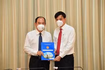 Phó Chủ tịch UBND TP.HCM Lê Hòa Bình trao quyết định tân Giám đốc Sở Y tế cho PGS-TS Tăng Chí Thượng. Ảnh: Việt Dũng