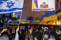 Những người đến xem bài phát biểu của Tổng thống Ukraine trên màn ảnh lớn tại Quảng trường Habima