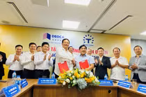 Ông Đào Hồng Tuyển trao tặng ý tưởng, bản quyền dự án đại lộ ven sông Sài Gòn cho ông Hồ Minh Hoàng (Nguồn: Tập đoàn Đèo Cả)