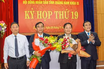 Ông Nguyễn Hồng Quang - Bí thư Thành ủy TP Tam Kỳ (người thứ 2 từ phải sang) được bầu giữ chức danh Phó Chủ tịch UBND tỉnh Quảng Nam, nhiệm kỳ 2016-2021.