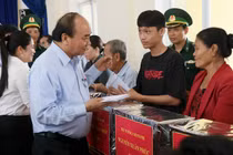 Thủ tướng Nguyễn Xuân Phúc tặng quà cho người dân bị thiệt hại do bão số 9 gây ra tại Quảng Ngãi.