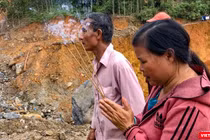 Bà Đoàn Thị Ngọc khấn cầu cho tìm được thi thể người chồng