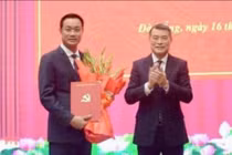 Trưởng Ban Tổ chức Trung ương Lê Minh Hưng trao quyết định và hoa chúc mừng tân Bí thư Thành uỷ Đà Nẵng Lê Ngọc Quang.