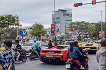 Dàn siêu xe nối đuôi vượt đèn đỏ ở Đà Nẵng khiến dư luận bức xúc (Ảnh chụp từ clip).