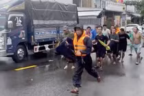 Người dân khiêng cả ghe đưa các nạn nhân bị ngạt khí thải máy nổ đi cấp cứu.