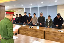 Cơ quan Cảnh sát điều tra tống đạt quyết định khởi tố thêm 10 đối tượng liên quan đến đường dây lừa đảo xuyên biên giới.