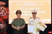 Thượng tá Trần Minh Nguyên (bìa phải), Phó Giám đốc Công an tỉnh Kon Tum nhận quyết định làm Phó Giám đốc Công an TP Đà Nẵng.