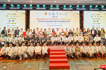 Các đội thi tham gia Cuộc thi Đầu bếp chuyên nghiệp Đà Nẵng 2025 chụp ảnh lưu niệm cùng ban giám khảo và ban tổ chức.
