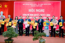 Các cá nhân được trao quyết định phân công công tác tại buổi lễ công bố.