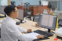 Cán bộ công chức phường Thanh Khê (Đà Nẵng) phục vụ người dân trong ngày đầu thí điểm.