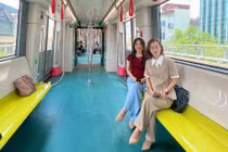 Cận cảnh bên trong tàu “hành trình xanh” chạy bon bon trên đường sắt Metro Nhổn – ga Hà Nội