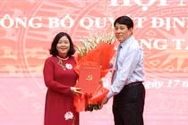 Bà Bùi Thị Minh Hoài, tân Bí thư Thành ủy Hà Nội (trái) nhận hoa chúc mừng từ Thường trực Ban Bí thư Lương Cường. Ảnh: Thanh Hải.