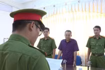 Cơ quan Cảnh sát điều tra Công an tỉnh Bạc Liêu tống đạt Quyết định và Lệnh đối với Huỳnh Thanh Phong.