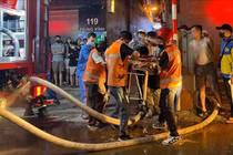 Lực lượng cứu hộ cứu nạn đưa nạn nhân rời hiện trường.