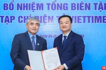 Chủ tịch Nguyễn Minh Hồng trao quyết định bổ nhiệm Tổng biên tập Tạp chí điện tử VietTimes cho nhà báo Nguyễn Bá Kiên.