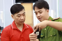 Người dân lựa chọn nhận phiếu lý lịch tư pháp bản điện tử trên ứng dụng VNeID hoặc bản giấy mà không cần đến cơ quan chức năng như trước.