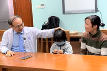  TS. Vũ Chí Dũng cùng với 2 mẹ con cháu HV