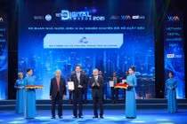 Ông Nguyễn Thanh Hải – Phó Giám đốc Sở Thông tin và Truyền thông tỉnh An Giang nhận cúp và chứng nhận đạt Giải thưởng Chuyển đổi số Việt Nam ở hạng mục Cơ quan Nhà nước chuyển đổi số xuất sắc