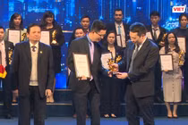 Nguyên Bộ trưởng Bộ Thông tin và Truyền thông Lê Doãn Hợp và Thứ trưởng Nguyễn Huy Dũng trao Giải thưởng Chuyển đổi số Việt Nam 2021 cho đại diện Microsoft