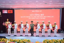 Bộ trưởng Lương Tam Quang trao quyết định tuyển chọn biên chế và phong cấp bậc hàm sĩ quan cho 8 lãnh đạo chủ chốt của MobiFone. Ảnh: Bộ Công an