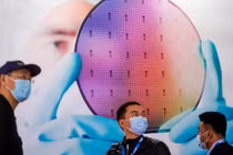 Khách tham quan một gian trưng bày tại hội chợ thương mại công nghệ SEMICON ở Thượng Hải. Trung Quốc cũng đã đầu tư rất nhiều vào ngành công nghiệp bán dẫn của mình, thông qua một quỹ do nhà nước hậu thuẫn (ảnh: Reuters)