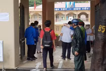 Các thí sinh tiếp tục thi môn Toán và Lịch sử của kỳ thi tuyển sinh vào lớp 10 công lập năm học 2021-2022 TP Hà Nội.