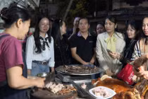 Đoàn khảo sát tham quan và nghe giới thiệu về sản phẩm đặc sản Lợn quay tại cơ sở chế biến Lợn quay Thanh Nhài, phường Vĩnh Trại, TP. Lạng Sơn