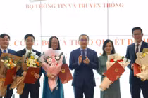 Thứ trưởng Bộ TT&TT Phan Tâm trao quyết định bổ nhiệm cán bộ.