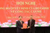 Ông Lê Minh Hưng, Trưởng Ban Tổ chức Trung ương trao quyết định của Bộ Chính trị cho ông Hoàng Văn Nghiệm, Bí thư Tỉnh ủy Lạng Sơn.