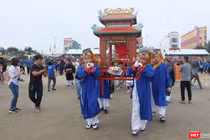 Sáng 20/2 (nhằm ngày 16 tháng Giêng ÂL), tại bãi biển phường Xuân Hà (quận Thanh Khê, TP Đà Nẵng), hàng ngàn người dân và du khách đã tề tựu về đây để chứng kiến Lễ hội Cầu ngư truyền thống của ngư dân