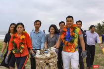 Diễn viên điện ảnh Lý Hùng, nữ hoàng điền kinh Nguyễn Thị Thanh Phúc "nhặt rác" tại bãi biển Hà My (Quảng Nam) để phát động chương trình nói không với rác nhựa.