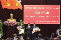 Ông Hà Ban - Phó Trưởng Ban Tổ chức Trung ương trao quyết định và hoa chúc mừng cho ông Nguyễn Văn Quảng (bìa trái)