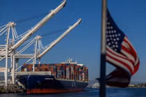 Một tàu chứa đầy hàng hoá xuất nhập khẩu tại cảng Oakland, California, Mỹ. Ảnh: Reuters.