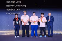 Ông Nguyễn Minh Hồng - Chủ tịch Hội Truyền thông số Việt Nam chúc mừng các thành viên đội tuyển Việt Nam đạt giải cao tại cuộc thi Huawei ICT Competition 2022-2023