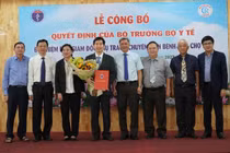 TS.BS Lâm Việt Trung (người ôm hoa) được bổ nhiệm làm Phó Giám đốc Bệnh viện Chợ Rẫy
