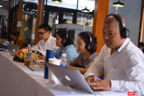 Ban Giám khảo phỏng vấn các đơn vị lữ hành và chấm điểm dự án tại cuộc thi. Ảnh: Hòa Bình