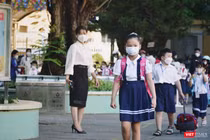 Học sinh nhiều tỉnh, thành phố tiếp tục đến trường học trực tiếp, dù số ca nhiễm tăng cao. Ảnh: HCDC 